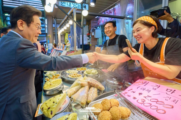 이재명 대통령, 성남 현대시장 방문