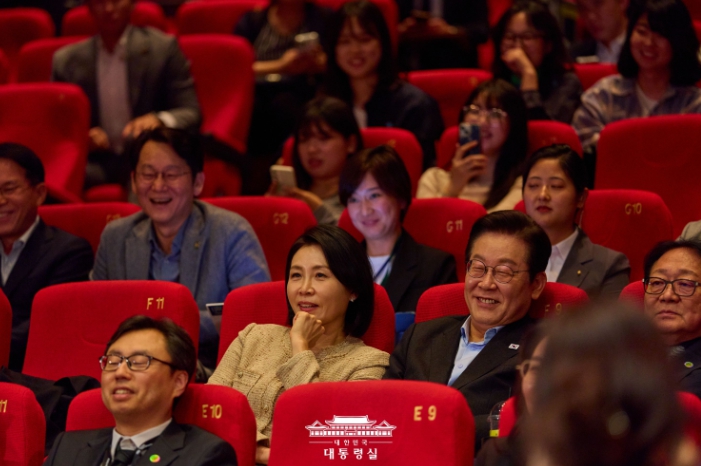 이재명 대통령 부부, 부산국제영화제 상영작 ‘극장의 시간들’ 관람
