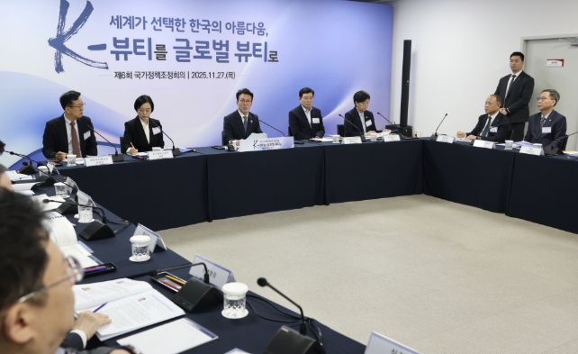 김민석 국무총리, 코스메카코리아 본사에서 제6회 국가정책조정회의 주재