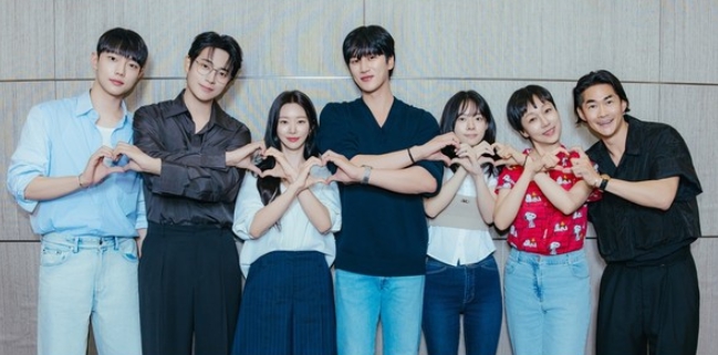 '스프링 피버' 안보현-이주빈의 유일무이 ‘핫핑크빛 로맨스’가 온다. 두근두근 설렘 가득한 대본 리딩 현장 첫 공개!