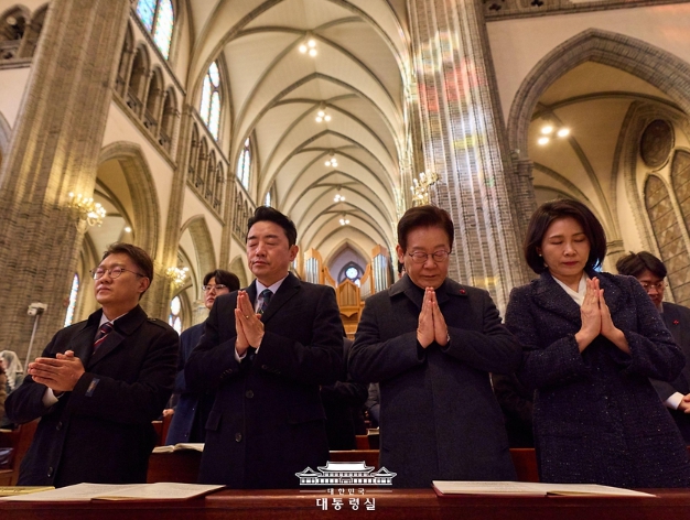 이재명 대통령과 김혜경 여사, 명동대성당 성탄 미사