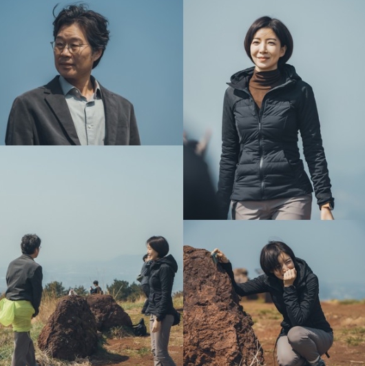 ‘러브 미’ 윤세아의 바람막이 재킷 허리에 두르고 난감한 유재명 X 웃음 터진 윤세아, 청춘 로맨스 못지 않은 설렘에 중년 멜로 기대 상승 