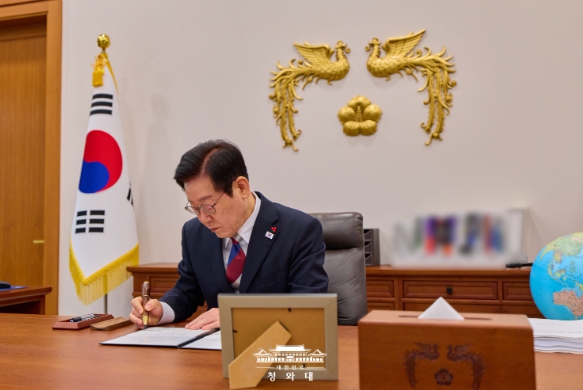 이재명 대통령, 청와대 첫 출근…국가위기관리센터 방문·점검