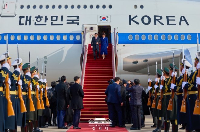 이재명 대통령, 중국 베이징 도착…동포간담회로 국빈 일정 시작