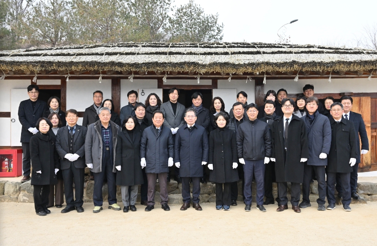 군위군, 김수환 추기경 선종 17주기 참배 및 추모행사 시행