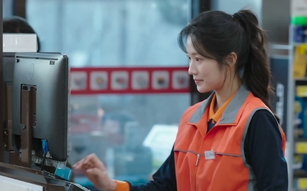 [SBS 오늘부터 인간입니다만] ‘인간’ 김혜윤의 첫 아르바이트 도전기 도력도 돈도 잃은 구미호, 생계형(?) 알바생으로 변신