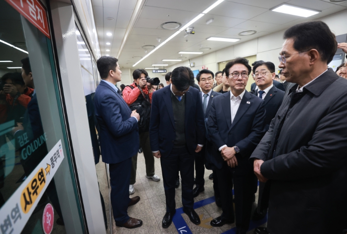 김민석 국무총리, 김포 골드라인 탑승, 출근길 혼잡도 현장 점검