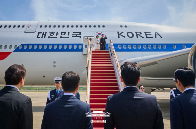 이 대통령, 인도·베트남 순방 출국…모디 총리와 정상회담