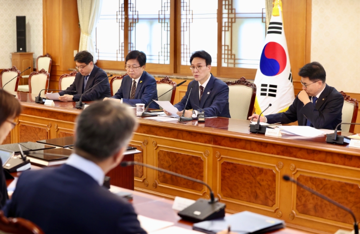 김민석 총리, 성장엔진 연계 지역인재 양성 관계장관회의 주재