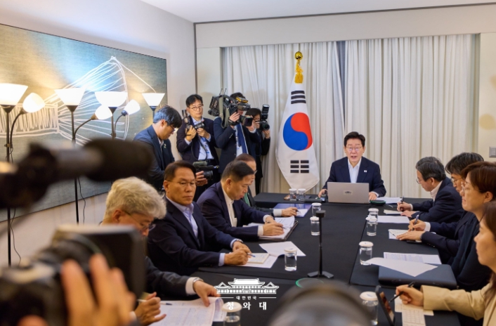 李대통령 "유가 불안 확실한 해소 때까지 석유 최고가격제·유류세 인하 유지"