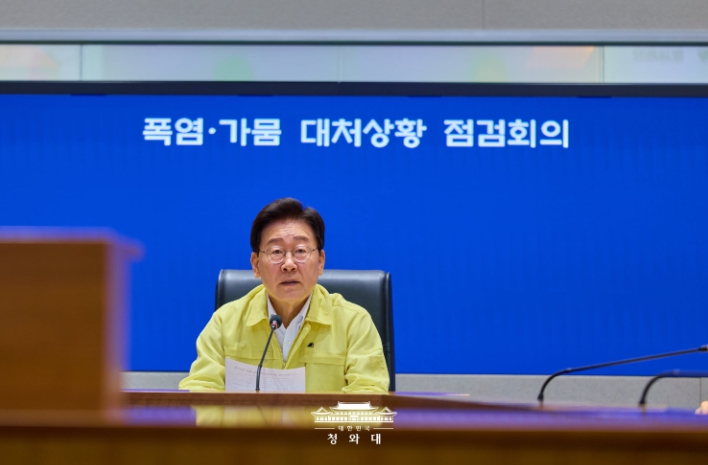 이재명  대통령 "국가적 기후 재난 상황…정책 대응 최대치로 올려야"