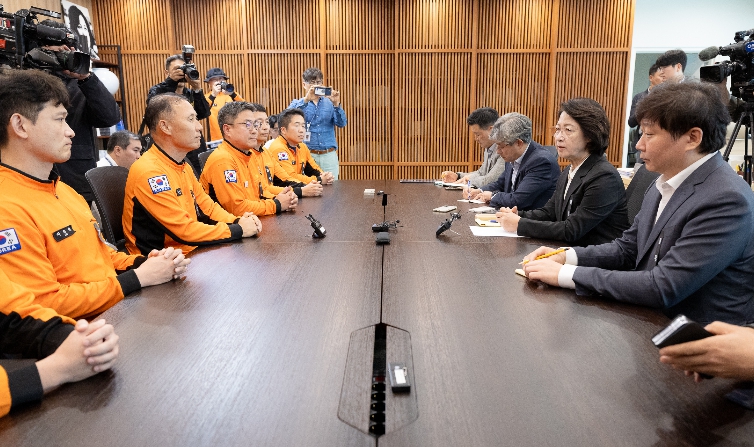 추미애 경기도지사, 도청사 찾은 현장 소방공무원에게 직접 사과 “잘못된 표현으로 상처입으신 소방관여러분께 마음을 다해서 사과드린다”