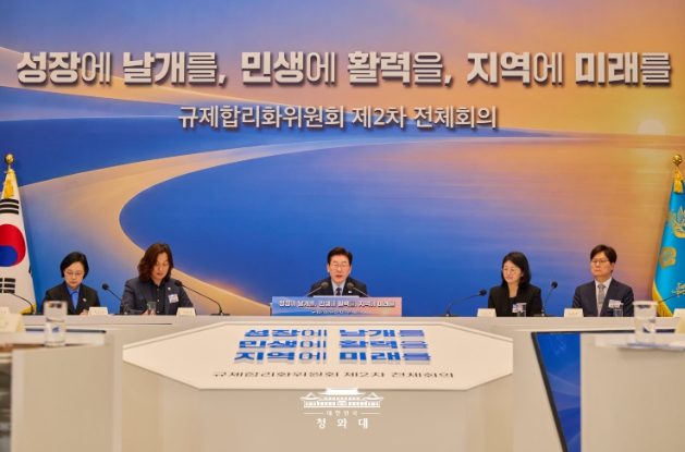 李대통령 "신산업 막는 낡은 규제 과감히 개선…필요한 규제는 강화"