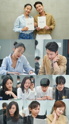 '일타 스캔들' 전도연X정경호, 첫 호흡부터 케미 빛났다! 대본리딩 현장 공개!