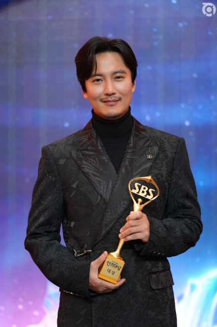 배우 김남길, '2022 SBS 연기대상' 대상 수상 영예...‘악의 마음을 읽는 자들’로 2022년 유종의 미!