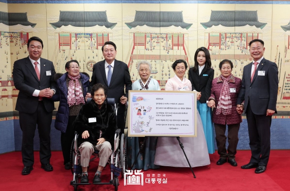 尹대통령, ‘칠곡할매글꼴’의 주인공 할머니들 접견