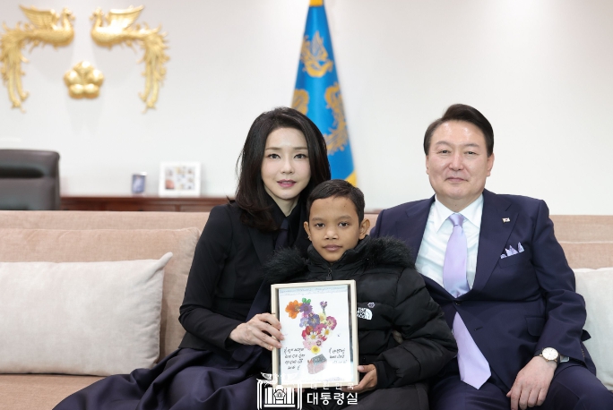 尹대통령, '한국서 심장수술' 캄보디아 소년 로타에게 축구공 선물