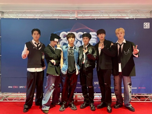 저스트비, '써클차트 뮤직 어워즈' 책임진 'K-POP 언리미터' 활약! 화려한 퍼포먼스로 '눈도장'