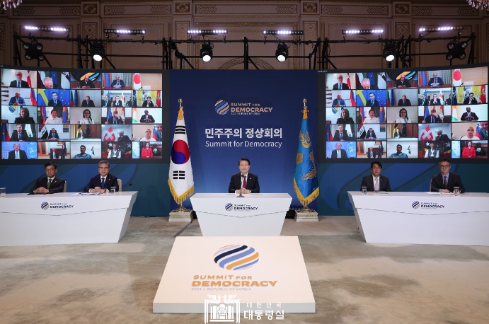 윤석열 대통령, 제2차 민주주의 정상회의 본회의 공동주최