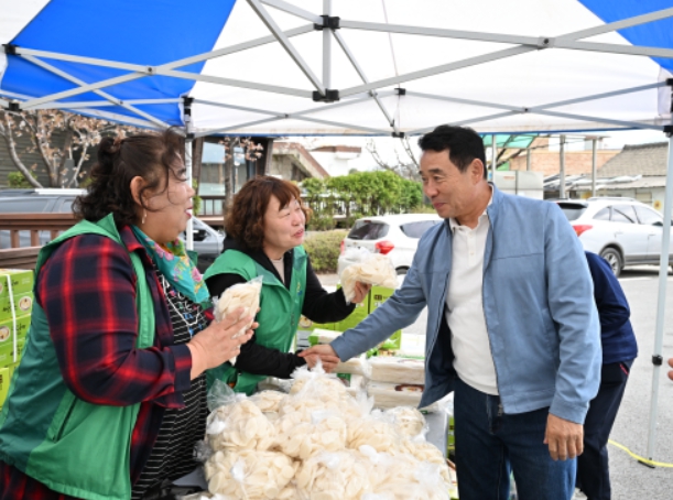 백영현 포천시장, 가산면 사랑나눔 알뜰 바자회 참석