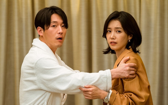 ‘패밀리’ 장나라, 장혁-채정안, ‘목욕 가운+어깨 덥석’ 목격! 망상 유발 삼자대면 포착!