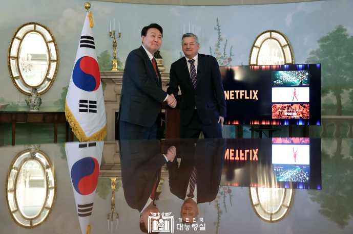尹대통령, 넷플릭스 CEO 만나 4년 간 3.3조원 투자 유치