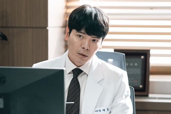 ‘마당이 있는 집’ 김성오, 김태희의 완벽주의 의사 남편 ‘재호’ 役 스틸컷 첫 공개!