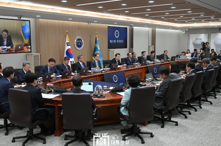윤석열 대통령 국무회의 주재, “불법 행위에 대한 엄정한 법집행” 당부