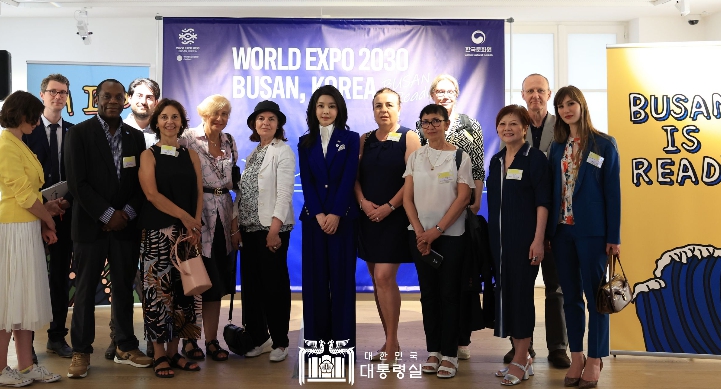 김건희 여사, 佛 현지 외신기자들과 함께 부산엑스포 전시 관람