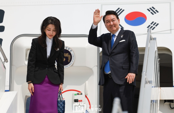 윤석열 대통령 부부,  파리 오를리 공항 출발