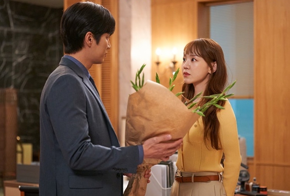 ‘이번 생도 잘 부탁해’ 신혜선-안보현, 사무실서 돌발 아이컨택 ‘심멎’