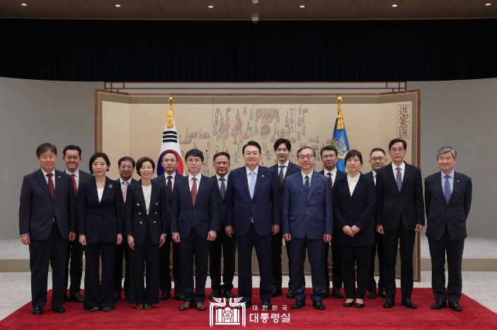 尹대통령, 신임 차관들에 "국가와 국민, 자유민주주의 헌법 정신에 충성해 달라"