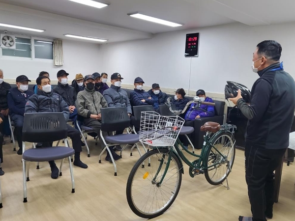 서울시, 어르신·초보자 위한 '자전거 안전 현장 교육' 진행