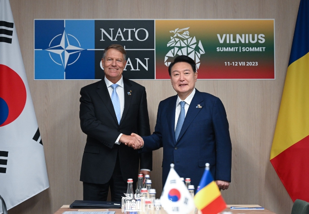 윤석열 대통령, NATO 정상회의 계기 루마니아 대통령과 정상회담