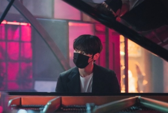 '소용없어 거짓말' 마스크도 소용없는 ‘심쿵’ 비주얼! 황민현 첫 스틸 공개!
