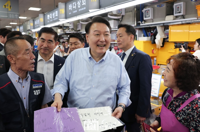 尹대통령 부부, 부산 자갈치 시장 현장 방문