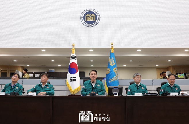 윤석열  대통령, 태풍 카눈 대비상황 긴급 점검.. "인명피해 예방을 위해 중대본을 중심으로 관계 기관이 최선을 다할 것"
