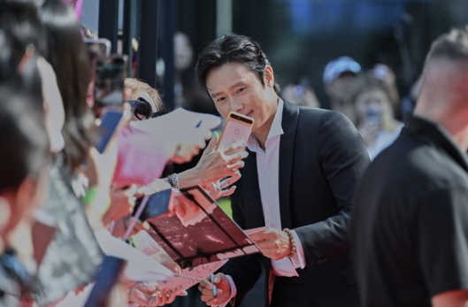 영화 '콘크리트 유토피아', 토론토 국제영화제 프리미어 상영 및 레드카펫 성료!