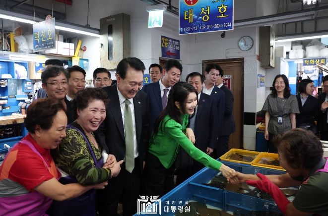윤석열 대통령 부부, 부산 민락어민활어직판장 방문