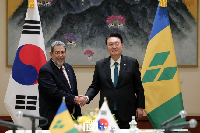 윤대통령,  세인트빈센트그레나딘 총리와 첫 정상회담 개최