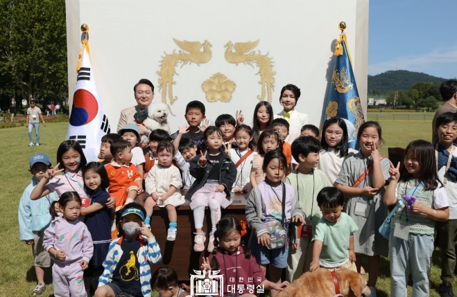 윤대통령 부부, 용산어린이정원 '추석맞이 팔도장터' 깜짝 방문