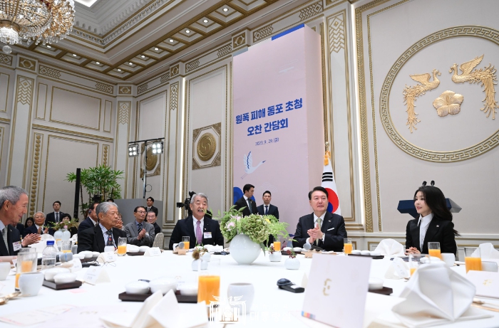 윤석열 대통령 부부, 원폭 피해 동포 초청 오찬 간담회 참석