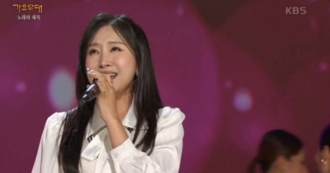 ‘가요무대’ 채윤, '도로 남' 열창...심금 울리는 애절 감성