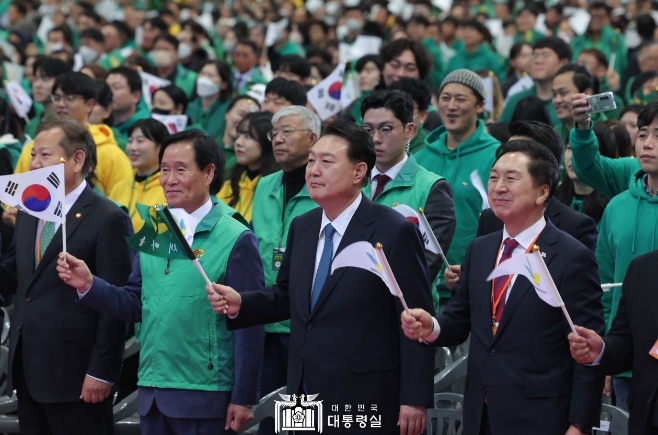 윤석열 대통령, 청년들이 새마을운동의 글로벌 확산과 글로벌 연대 튼튼하게 해줄 것 강조
