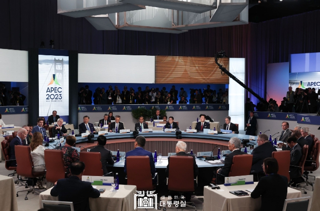 윤석열 대통령, APEC 정상회의 세션2에서 다자 무역체제 복원, 역내 공급망 연계성,디지털 규범 정립을 위한 APEC의 역할과 협력 강조