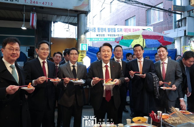 윤대통령, 부산 국제시장 찾아 상인 격려…"부산을 키우겠다"