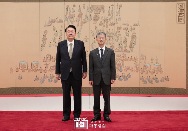 尹대통령, 조희대 대법원장 임명장 수여