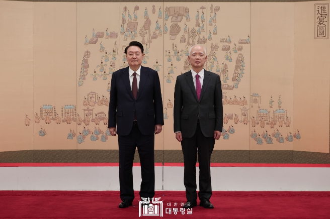 윤석열 대통령, 헌법재판소 재판관(정형식) 임명장 수여