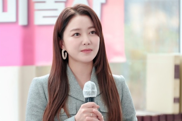 '피도 눈물도 없이' 이소연, 외강내유 예술재단 총괄팀장 이혜원 役...따뜻함과 어둠 오가는 디테일한 내면 연기 예고!