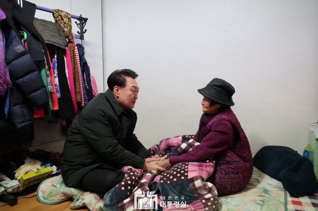 尹대통령, 독거 어르신 가정 방문…이웃에 대한 사랑·배려 실천